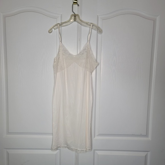 Vintage White Adjustable straps lace bust full slip Size Large Nylon Lace - Picture 2 of 5